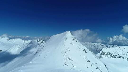 白雪覆盖的山脉的航拍镜头