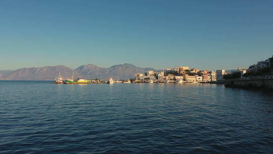 从大海到船只和山脉的美丽景色。蓝海希腊克里特岛Agios Nikolaos