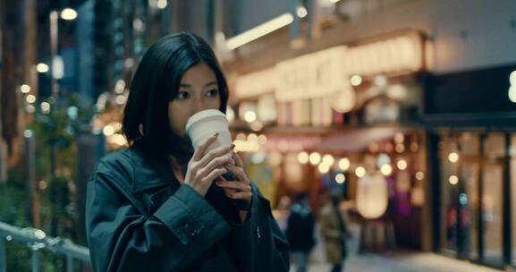女孩在街头喝咖啡