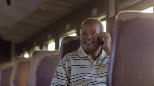 非洲坦桑尼亚火车上欣赏风景的乘客