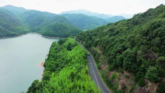 车行驶在山路 开车旅游