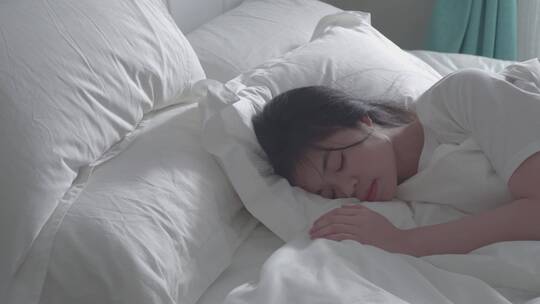 女孩在酒店床上睡觉休息视频素材视频素材模板下载