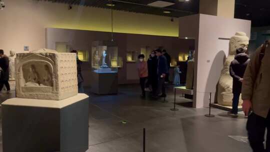 西安博物馆佛像看展的人1视频素材模板下载