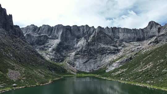蓝天白云下莲宝叶则山谷中的扎尕尔错湖