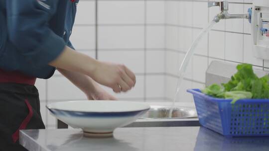 自来水洗菜 厨房厨师视频素材模板下载