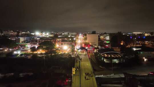 晚上圣莫尼卡市的无人机镜头