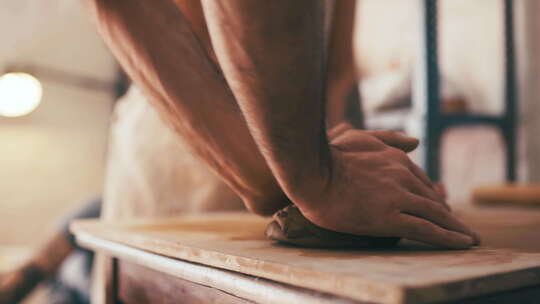 创造力，手和人用粘土在小陶瓷产品车间创造