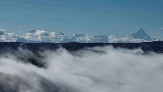 川西云海上的雪山群峰