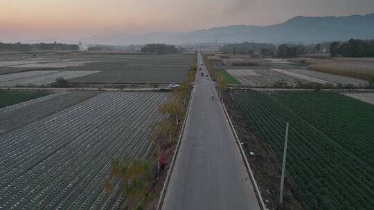 云南旅游文化德宏陇川黄昏河流田野国道