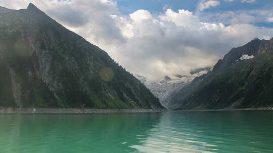 奥地利阿尔卑斯山水库上方的时移云