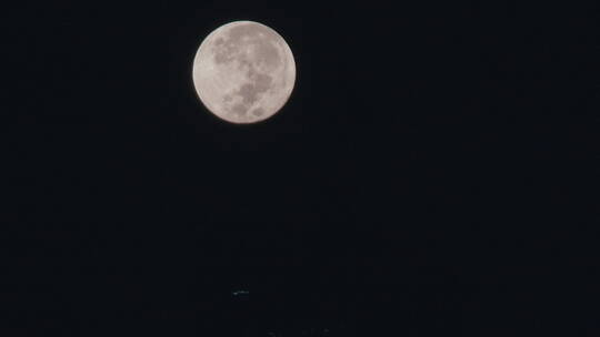中秋节圆月满月穿过广州塔