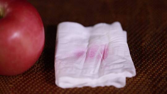 纸巾擦拭苹果掉色