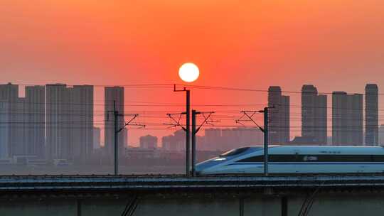 中国高铁和谐号复兴号动车黄昏日落穿过城市
