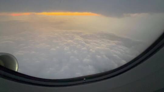 云层之上飞机舷窗外的傍晚自然风光视频素材模板下载