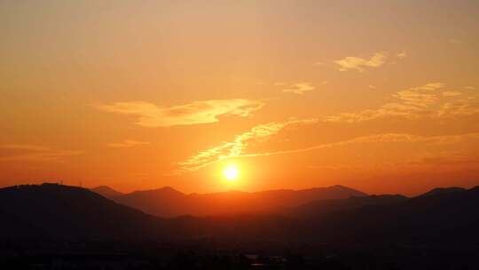 日出群山山顶天空太阳升起朝阳晨曦朝霞唯美视频素材模板下载