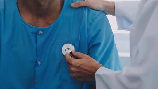 医生用听诊器检查病人的健康状况视频素材模板下载