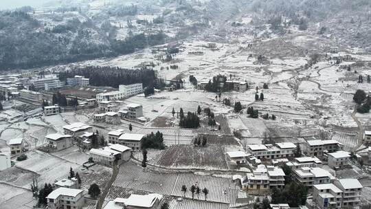 大自然寒潮冬天下雪的村庄田野航拍风景