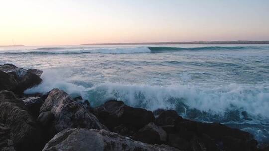 海浪冲击海岸上的岩石