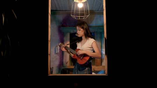 女孩室内弹奏尤克里里