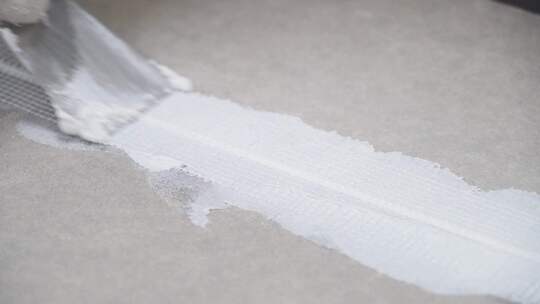 在木板涂上胶水并测试粘贴强度