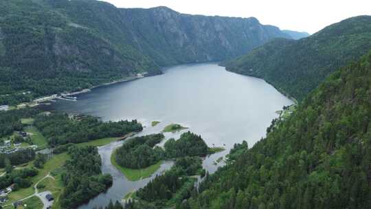 青山和峡湾