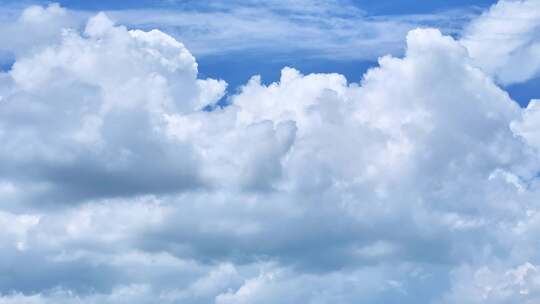 蓝天白云下的蓬松云朵云延时万里云卷云舒
