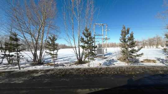 开车行驶在雪后公路 车窗外雪景