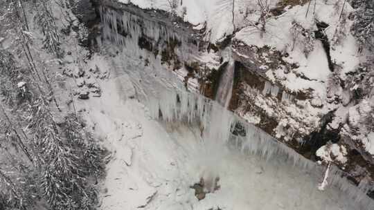 瀑布天线旁悬崖上的冰雪