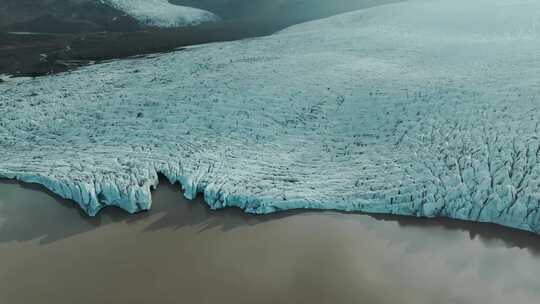 航拍冰岛冰山唯美大气冰山融化冰雪流入大海