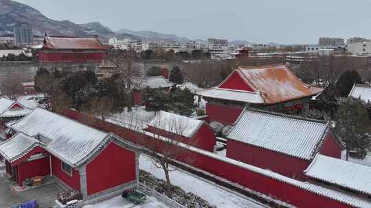 航拍岱庙雪景