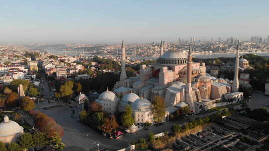 圣索菲亚圣大清真寺（Ayasofya Camii），背景是博斯普鲁斯海峡和城市天际线