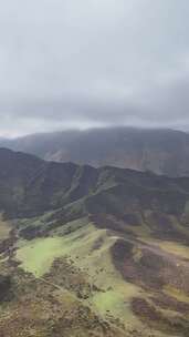 竖屏航拍西北风光蓝天白云高山草原