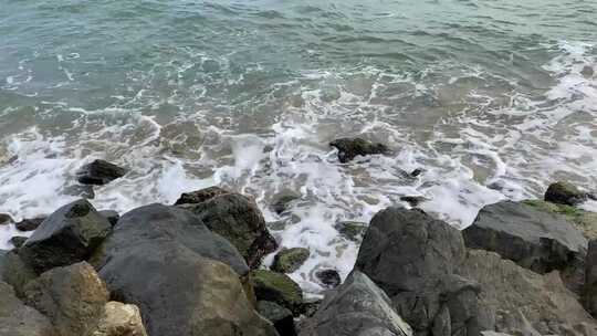 海边海水浪花拍打礁石