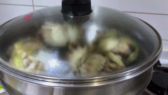 大闸蟹在锅里被清蒸