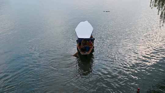 立冬早晨杭州西湖水面与游船水墨画风光
