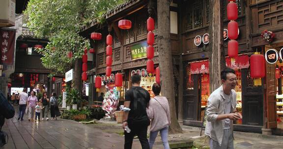 游客游览成都旅游景点锦里老街