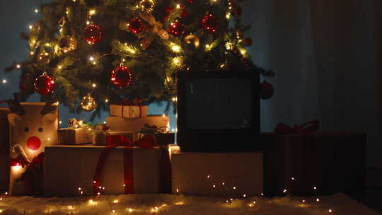 圣诞树下的老式电视