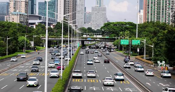 城市道路上车辆川流不息的景象