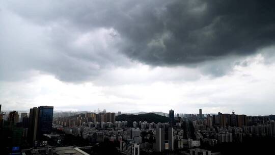 城市风云突变暴风雨的航拍延时摄影