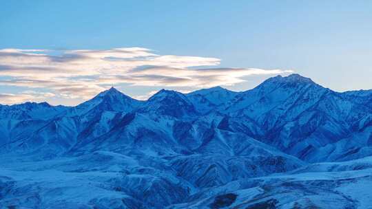 祁连雪山雪峰蓝天白云航拍延时