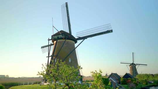 典型荷兰风景中的两个带固定叶片的风车Ki