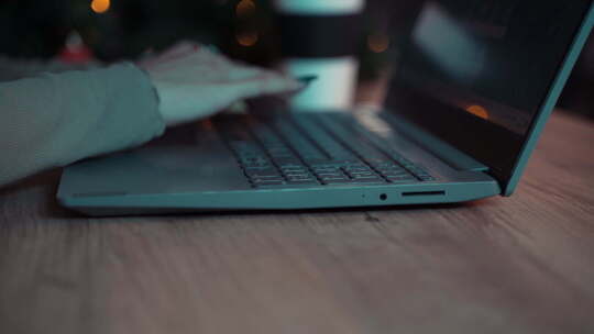 女商人专业用户工人的女性手在笔记本电脑上打字。女孩使用笔记本电脑。