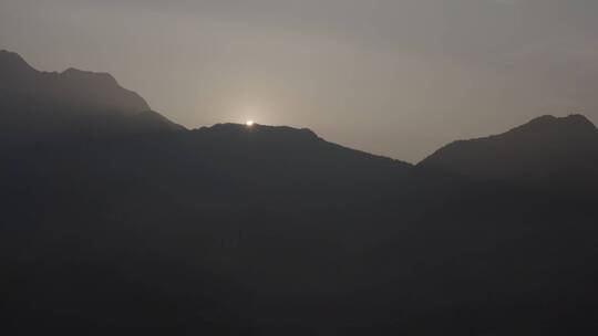 太阳从山后升起航拍日景