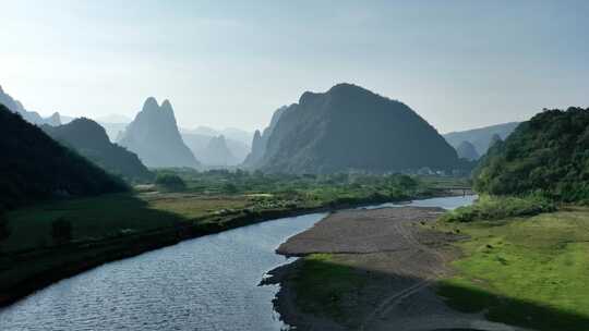 阳光下桂林山谷中的河流草地和露营基地