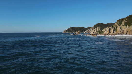 黎明时汹涌的大海波浪在岩石海岸上翻滚浪花