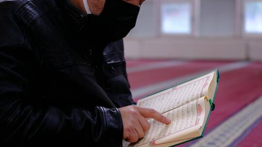 教徒在清真寺里阅读穆斯林圣书《古兰经》视频素材模板下载