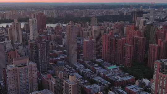 航拍纽约曼哈顿上东区摩天大楼哈德逊河日出视频素材模板下载
