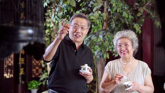 幸福的老年夫妇喝茶聊天