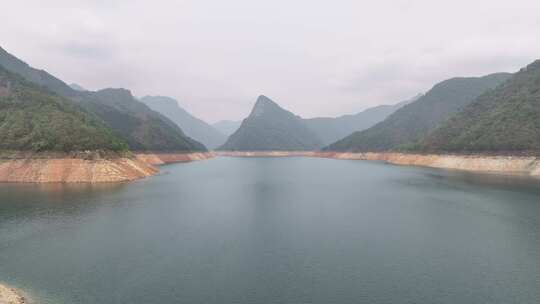 群山环绕的湖泊自然风光全景