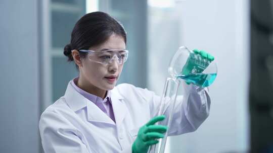 女性科学家在生化实验室做科研试验